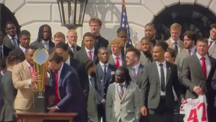 El vicepresidente de Estados Unidos recibe a los campeones del campeonato de fútbol americano universitario y lo que hace abochorna a todos: "Qué vergüenza"