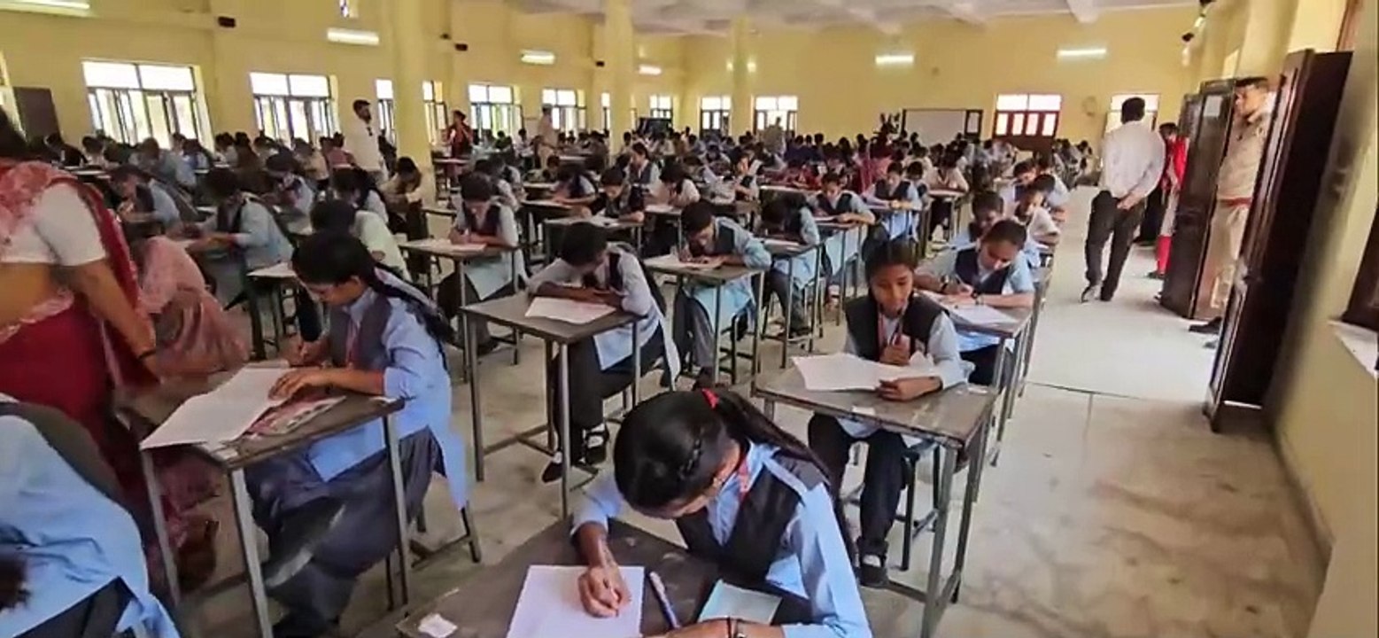 भीलवाड़ा में  ​क्विज प्रतियोगता: छात्राओं से  पुलिस व यातायात नियमों के बारे में पूछा