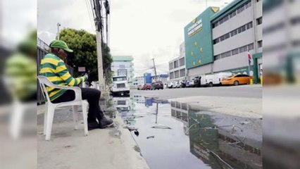 Charco en Los Prados ocupa acera