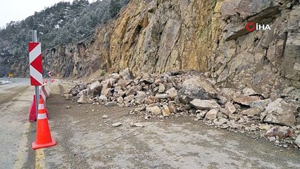 Zigana Dağı’nda yola düşen otomobil büyüklüğündeki kayalar korkutuyor
