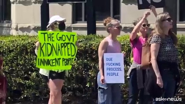Usa, proteste per l'incontro Trump-Bukele ai consolati di El Salvador