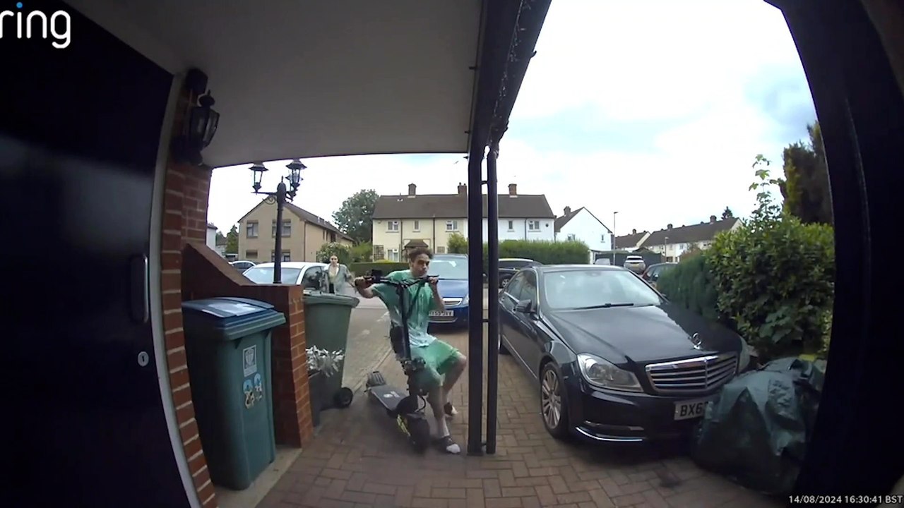 E-Scooter-Panne: Teenager rast in Mülltonne