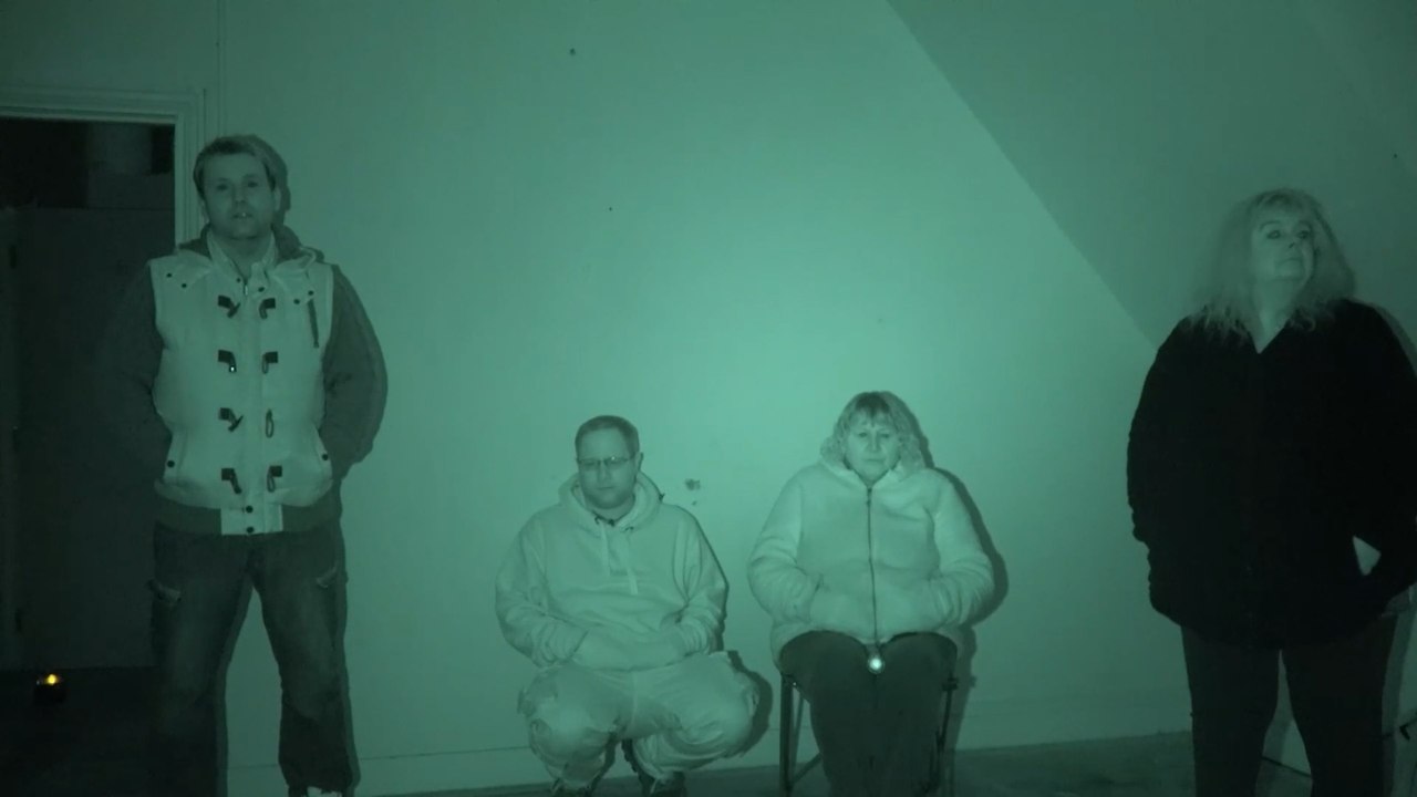 Geisterjäger sind verängstigt, als ihnen eine Stimme sagt, sie sollen aus einem alten Nonnenkloster verschwinden