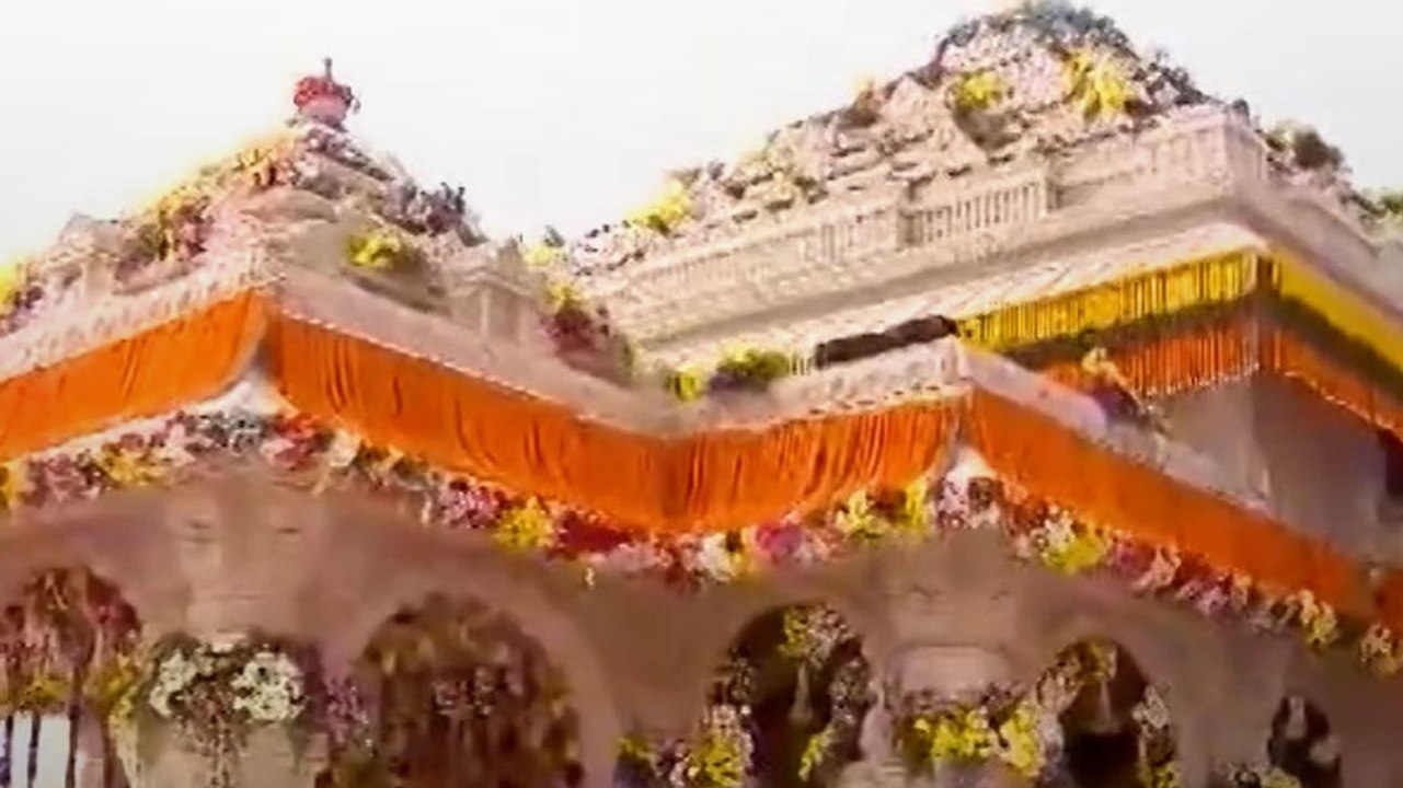 Ayodhya: Ram Mandir पर कलश स्थापित, अब लगेगा ध्...