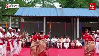 বন্দুকৰ পৰিৱৰ্তে কান্ধত ল'লে ঢোল, খাকী সোলোকাই পিন্ধিলে জাতীয় সাজ