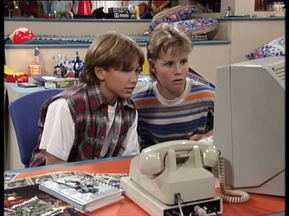 Hör mal wer da hämmert S03E24-Der Computer-Casanova