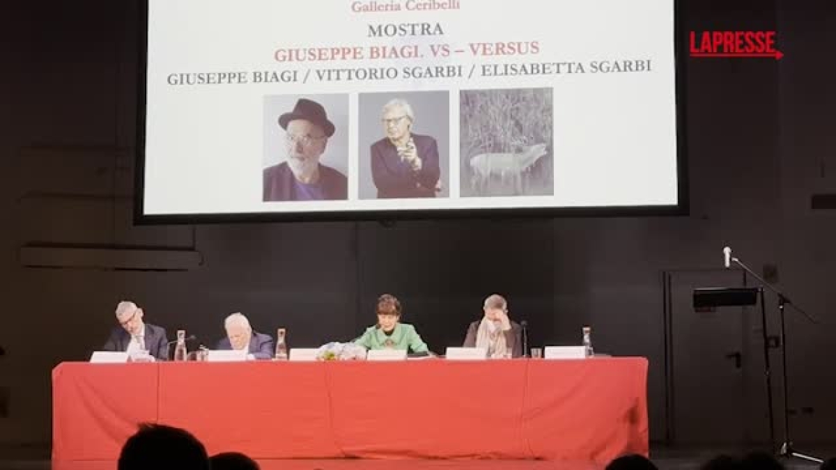 Video Milano, Elisabetta Sgarbi si commuove parlando del fratello Vittorio: «Stamattina mi ha chiamato»