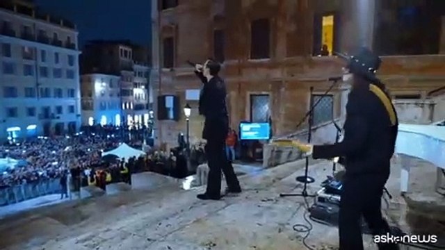 Live show di Achille Lauro a piazza di Spagna a Roma