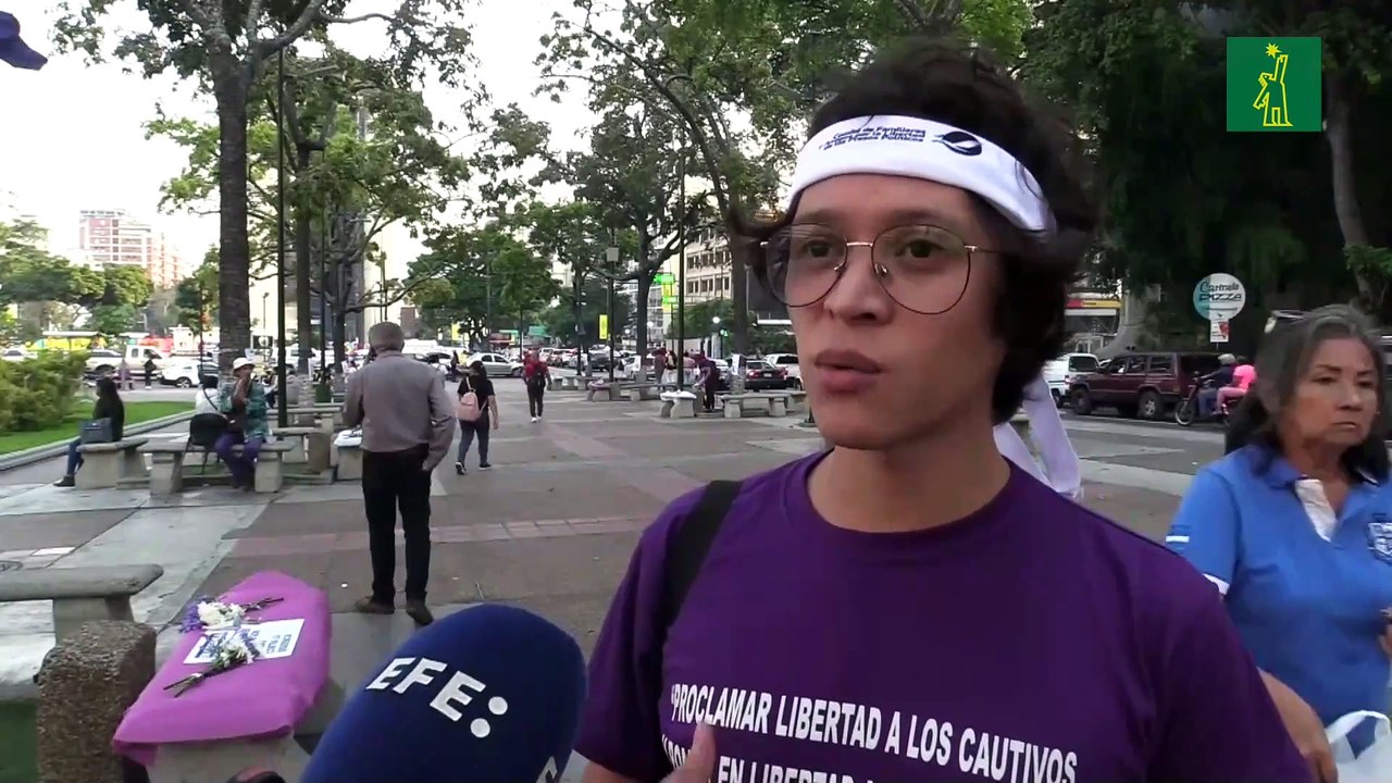 En viacrucis oran familias para que la Justicia libere a "presos políticos" en Venezuela