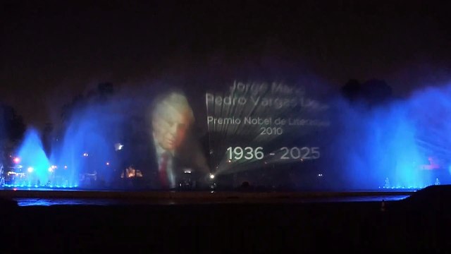 Icónico parque de Lima celebra a Vargas Llosa y proyecta imágenes de su vida sobre fuente