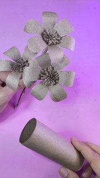 Make Flowers with Tissue Paper Cardboard Core via: @criativakahWatch how simple cardboard cores from tissue paper rolls are turned into beautiful flowers! This easy DIY craft is perfect for recycling and adding a creative touch to your space.