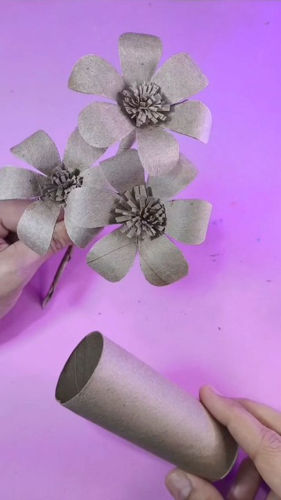 Make Flowers with Tissue Paper Cardboard Core via: @criativakahWatch how simple cardboard cores from tissue paper rolls are turned into beautiful flowers! This easy DIY craft is perfect for recycling and adding a creative touch to your space.