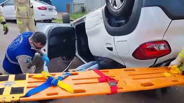 Colisão seguida de capotamento deixa jovem ferida no Centro de Cascavel