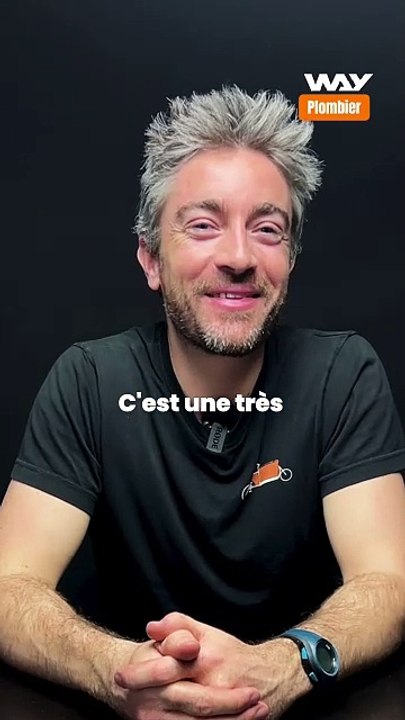 Pourquoi on voit toujours la raie de leurs fesses ?   Romain est plombier et non, il n'est pas toujours en retard !  Il travaille à Paris, depuis 2021.  Il a mis de côté ses outils pour répondre aux clichés sur son métier.