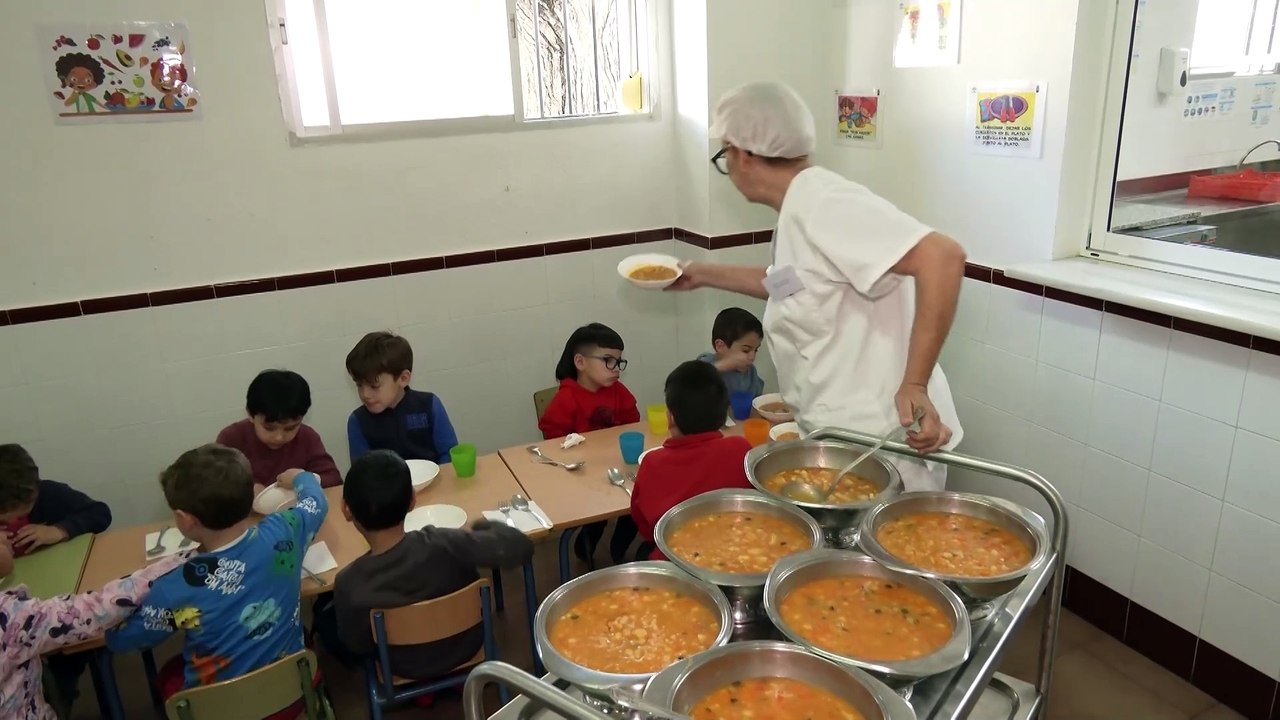 Más frutas, verduras y legumbres: El Gobierno prohíbe 'ultraprocesados' en comedores escolares