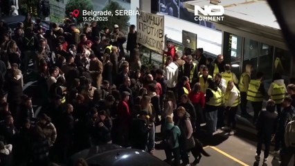 Estudantes bloqueiam entrada da TV estatal da Sérvia acusando-a de parcialidade pró-governo