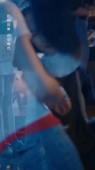 La femme qui a eu le plaisir avec le milliardaire, c'est la fille qui l'a sauvé quand il avait 8 ans