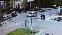 Otomobille çarpışan motosiklet sürücüsü metrelerce sürüklendi!
