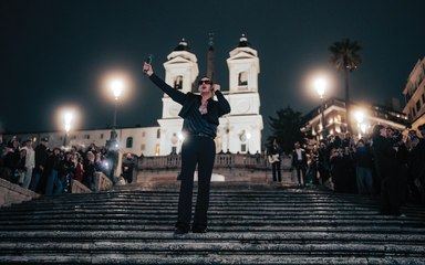 Roma: L'incanto del grande secret show di Achille Lauro a Trinità dei Monti, sotto la pioggia