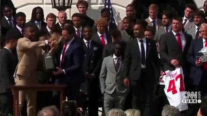 ABD Başkan Yardımcısı JD Vance Şampiyonluk Kupasını Düşürdü 🏆