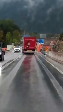 Tir ignorato il divieto di transito sul ponte della val di Riga a Varna e demolito le barriere. Il video