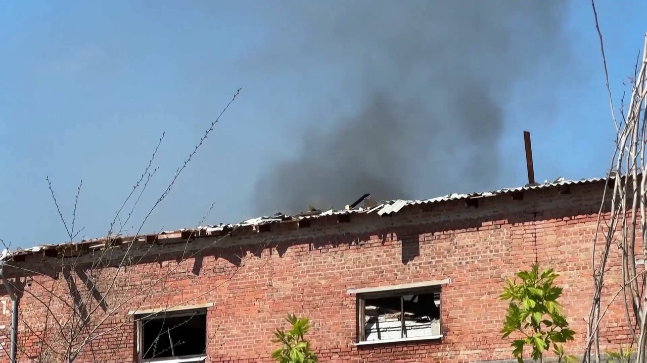 Rauch steigt über der ukrainischen Stadt Sumy nach russischen Drohnenangriffen auf