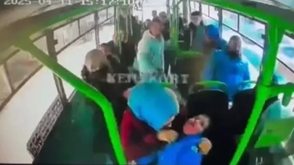 Otobüste korku dolu anlar! Fenalaşan çocuk hastaneye yetiştirildi