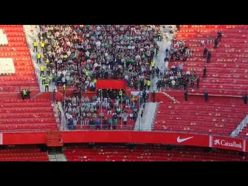 ACUÑA sale solo al Sánchez-Pizjuán y la afición del BETIS se la lía