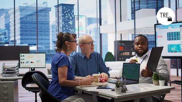 Los jubilados ricos también viajan con el Imserso y pagan el cine a 2 euros. Pocos se plantean si realmente tiene sentido