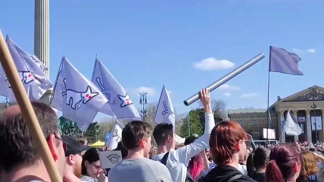 Húngaros denuncian con una marcha satírica ataques de Orbán a la comunidad LGTBQI+