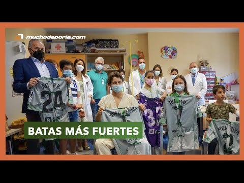 El Betis convierte las camisetas de sus jugadores en batas para los hospitales sevillanos