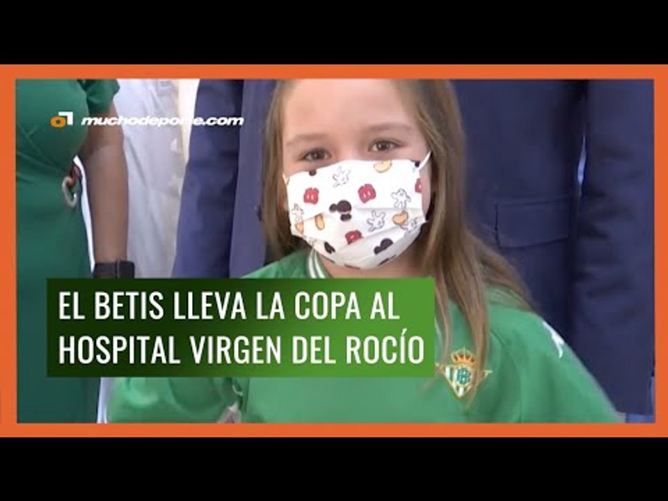 El Betis ofrece la Copa del Rey a los niños del Hospital Virgen del Rocío