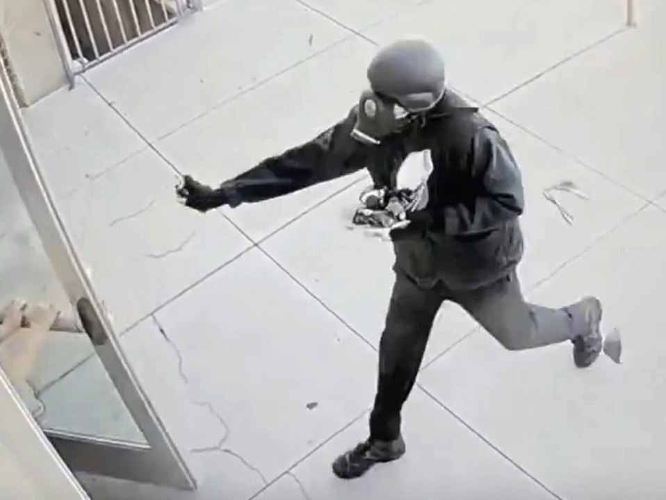 Mann mit Gasmaske stürmt Gerichtsgebäude