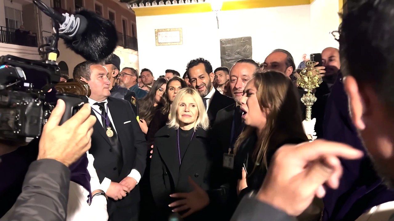 La Reina Sofía, una más en la Semana Santa de Sevilla, concentra todas las miradas