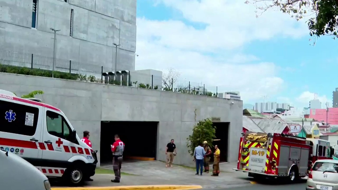 tn7-bomberos-atiende-incendio-en-tercer-piso-de-asamblea-legislativa-150425