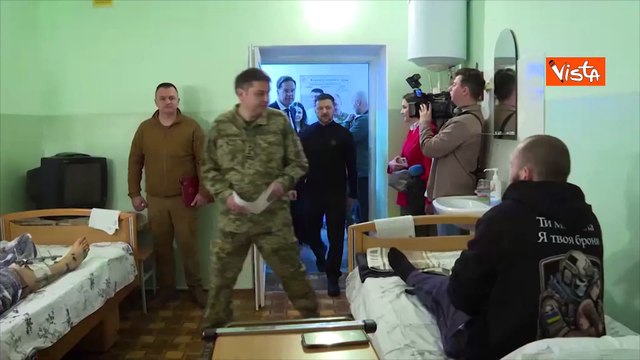 Rutte e Zelensky a sorpresa in visita ai soldati feriti a Odessa
