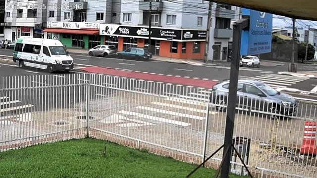 HB20X fura preferencial e motociclista colide violentamente contra lateral do carro