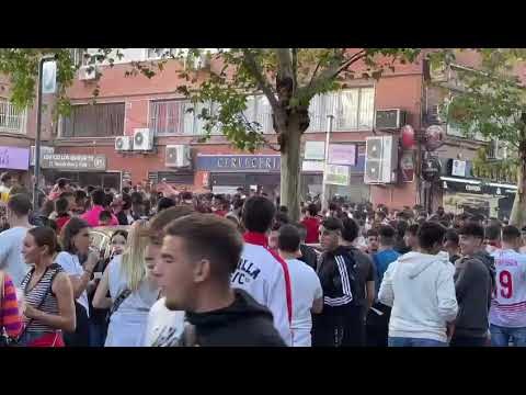 La afición del SEVILLA FC vive las horas previas del derbi
