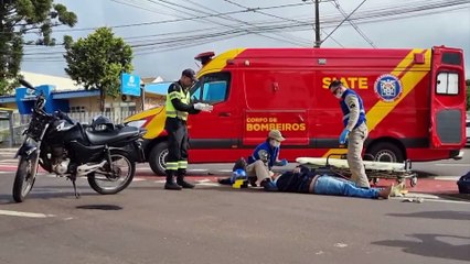 Forte colisão entre HB20 e moto deixa homem ferido na Avenida Carlos Gomes