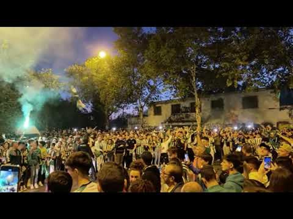 Ambiente de la afición del Betis en Heliópolis en la previa del derbi
