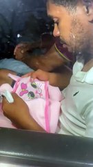 Pai de Ana Beatriz fica abalado ao saber da morte da filha e segura toalha da menina