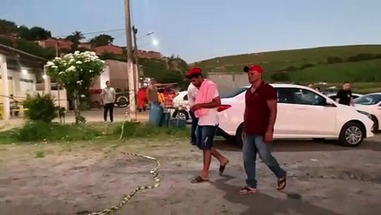 Pai da menina Ana Beatriz vai até a delegacia de Novo Lino e é amparado pela família