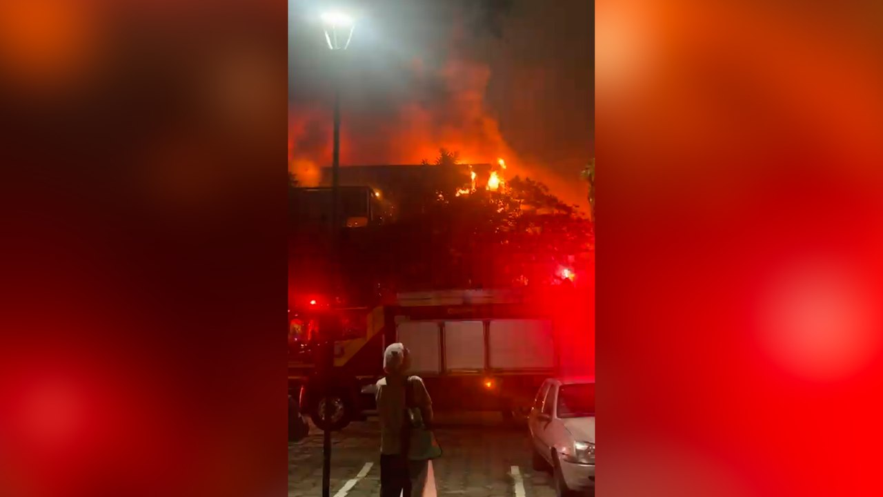 Vídeos mostram incêndio no Teatro da PUC em Curitiba