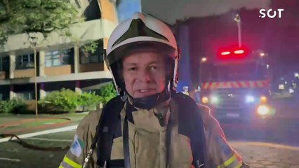 Incêndio de grandes proporções atinge teatro da PUC-PR e provoca correria em Curitiba