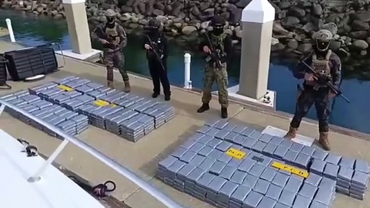 ext-Policía decomisa 840 kilos de cocaína-150425