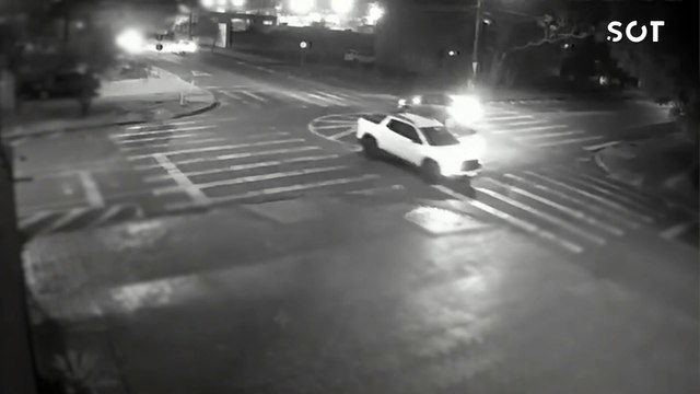 Jovem fica ferido em colisão entre moto e carro em rotatória no Bairro Tropical em Cascavel