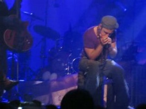 Christophe mae à l'harmonica