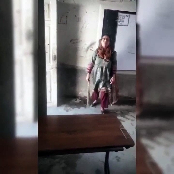 لاڙڪاڻي جي اسڪول ۾ ٽيچرز مجبوري ۾ پٽيوالي جو ڪم ڪرڻ لڳيون گورنمينٽ پرائمري واپڊا اسڪول جي وڊيو ٻڌائي پئي وڃي صفائي ن ڪرڻ تي کين شوڪاز ڏنا وڃن ٿا لاڙڪاڻي جي مشھور سياسي سماجي ورڪر ناياب سرڪش پنھنجي وال تي وڊيوز رکي ڇڏيون