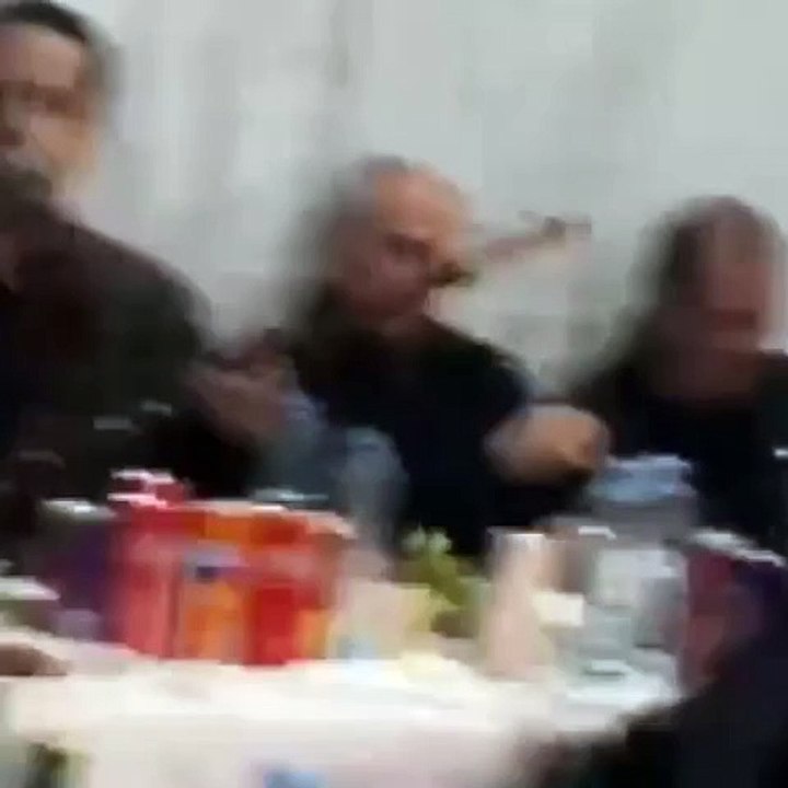 Pamje të një ndeje me mish, raki dhe gjuajte me armë zjarri në prani të zëvendësministrit të Mbrojtjes, Shemsi Syla, si dhe drejtorit për Siguri në Gjilan, Bejtulla Osmani