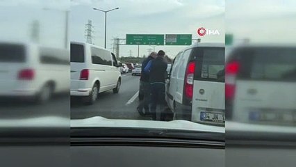 Trafiğin ortasında aracından inip tartıştığı sürücüye saldırdı! O anlar kamerada!